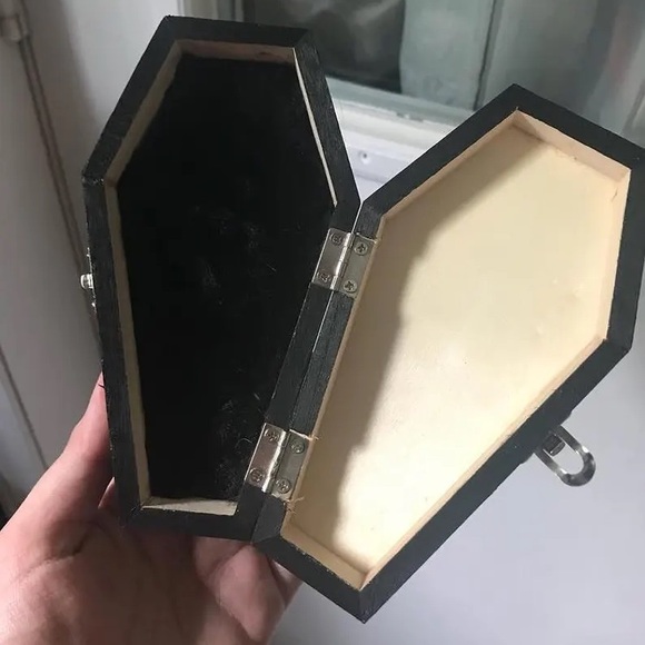 Coffin jewellery box - Picture 2 of 3